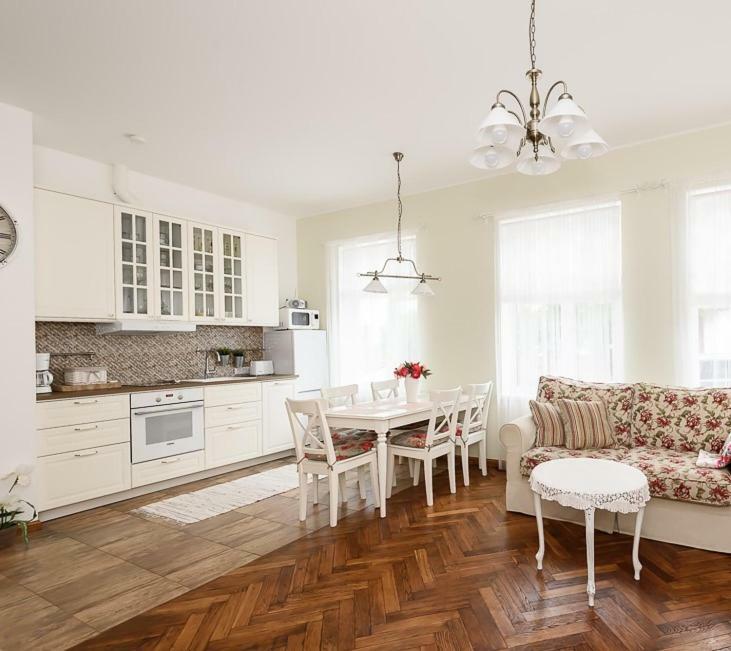 Roosi Apartment Pärnu Esterno foto